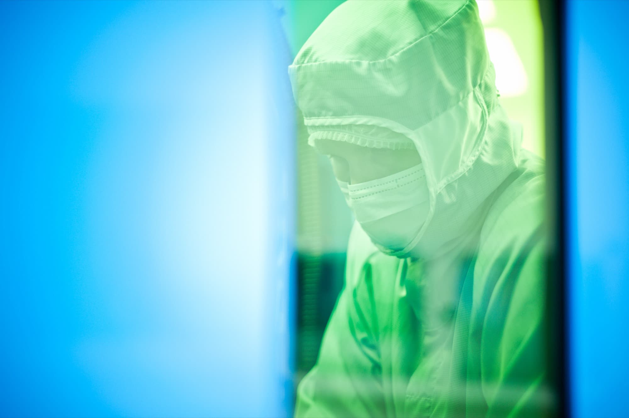 A specialist in full cleanroom gear in Primoceler's production environment
